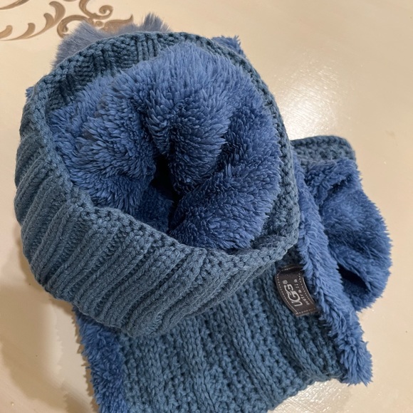 UGG Blue pom pom hat infinity scarf set NWT - Picture 3 of 4